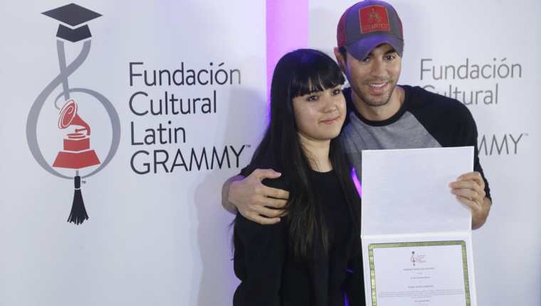 Enrique Iglesias junto a la estudiante mexicana Silviana Itzel. (Foto Prensa Libre: AP)