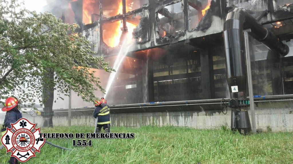 Socorrista controla incendio en generadora de energía, en Masagua. (Foto Prensa Libre: @CBMDEPTAL)