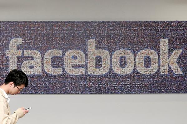 Facebook busca competir con las redes sociales dedicadas a los profesionales (Foto Prensa Libre: AP).