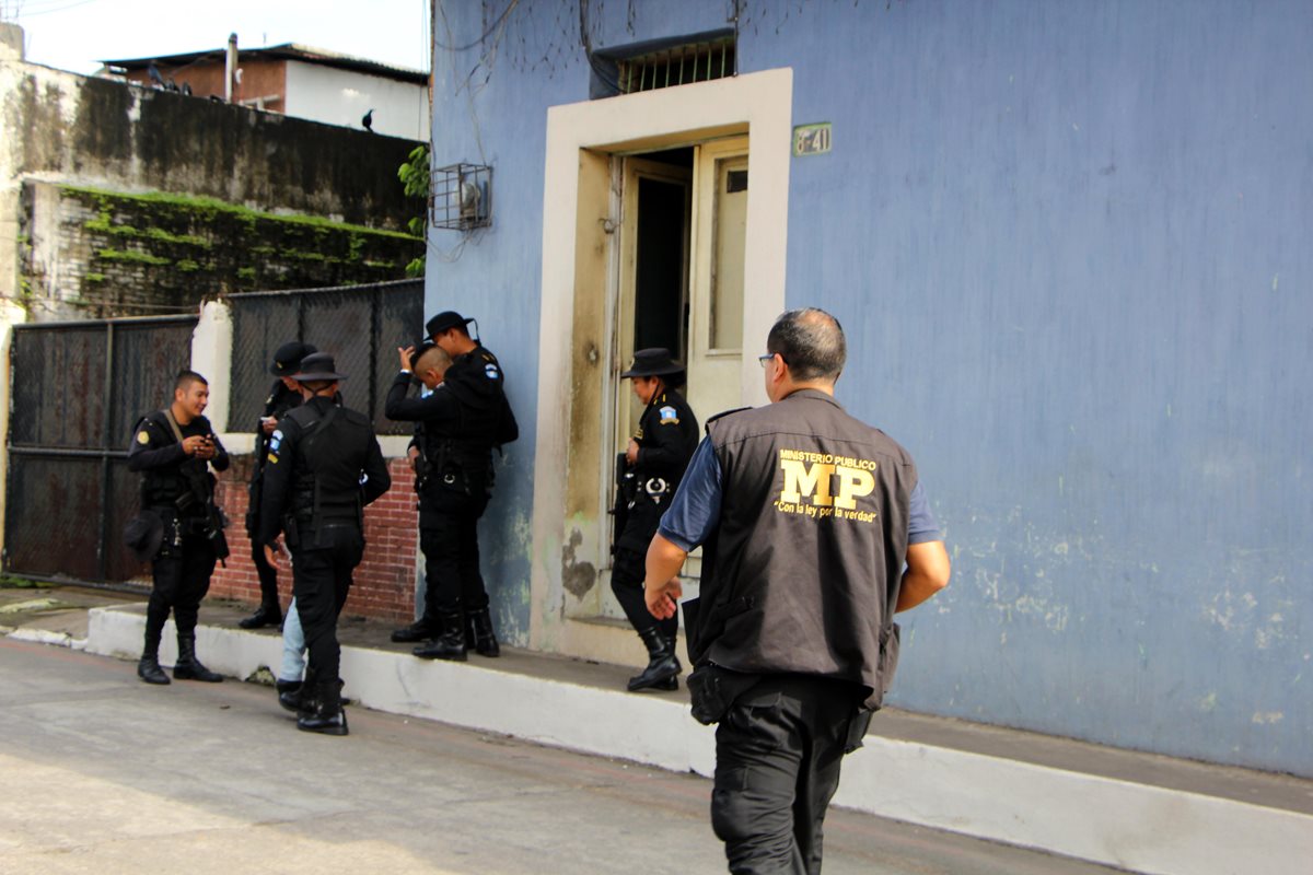 Peritos del Ministerio Público allanan vivienda en la zona 1 de la cabecera de Retalhuleu, en busca de evidencias para aclarar un crimen. (Foto Prensa Libre:)