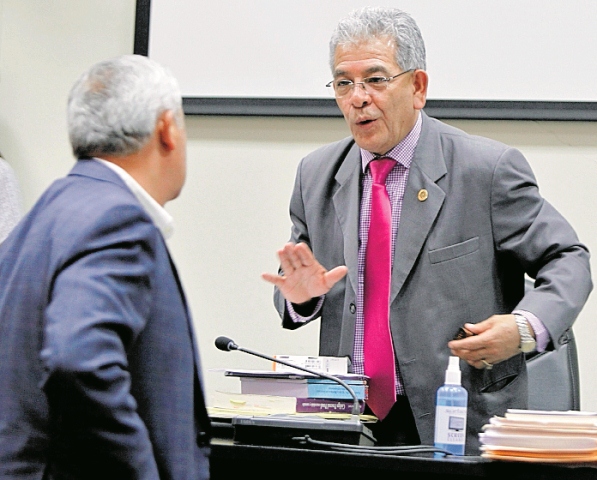 Juez Miguel Ángel Gálvez habla con Otto Pérez Molina durante una audiencia. (Foto Prensa Libre: Hemeroteca PL)