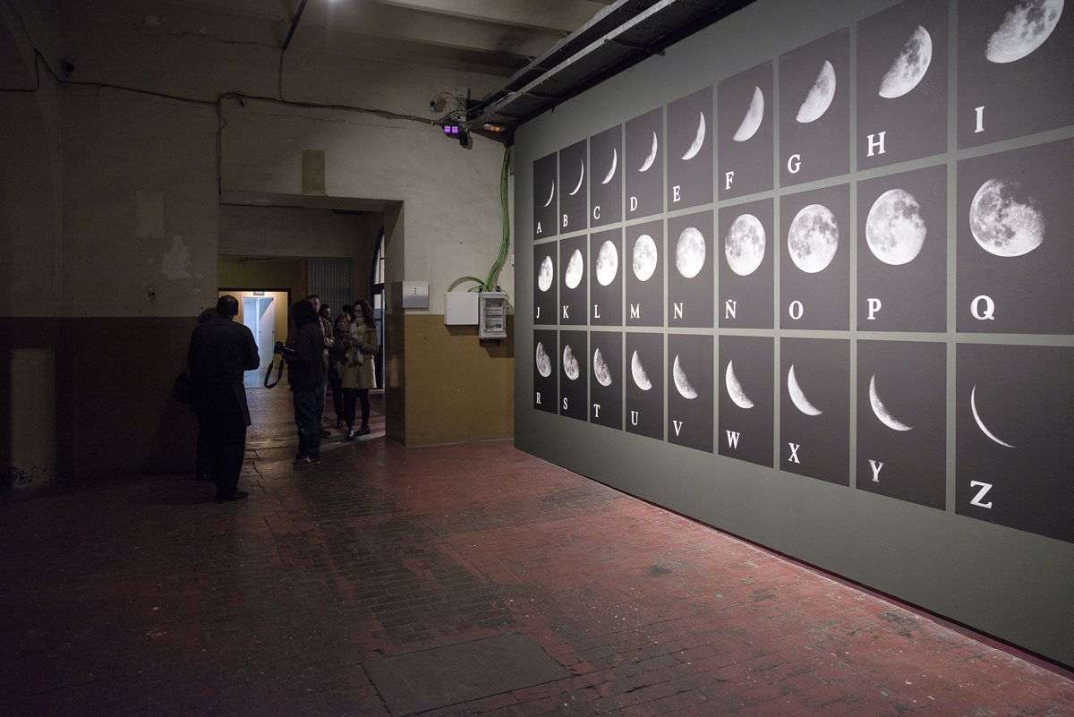 Alfabeto Lunar es una serie de fotografías donde imágenes de la fase lunar simulan los caracteres del abecedario (Foto Prensa Libre: Cortesía Leandro Katz).