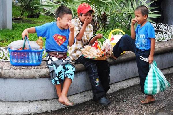 Niños migrantes trabajan vendiendo comida en la calle en Chiapas. (Foto Prensa Libre: Édgar Octavio Girón)<br _mce_bogus="1"/>