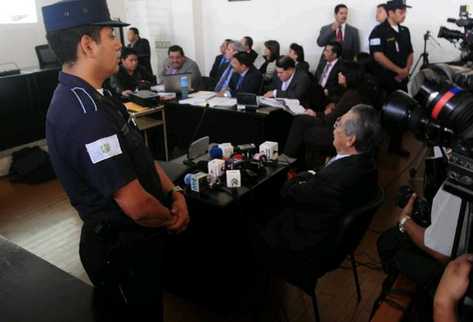 Efraín Ríos Montt se presenta frente a la jueza Primera de Mayor Riesgo, Carol Flores. (Foto Prensa Libre: Antonio Ixcot)