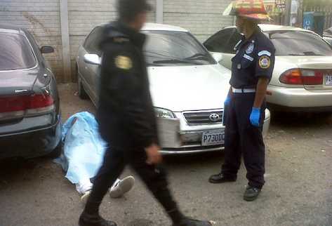 El festejo del cumpleaños de Maynor Dávila, terminó en tragedia en la zona 12. (Foto Prensa Libre: Mynor Toc )