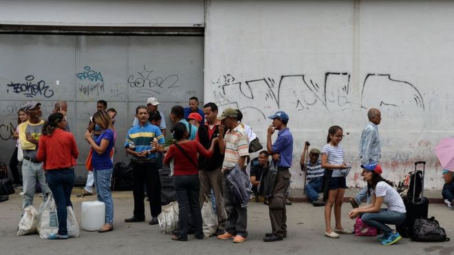 La severa crisis económica limita la disponibilidad de transporte público en Venezuela, obligando a los ciudadanos a esperar en largas colas. GETTY IMAGES