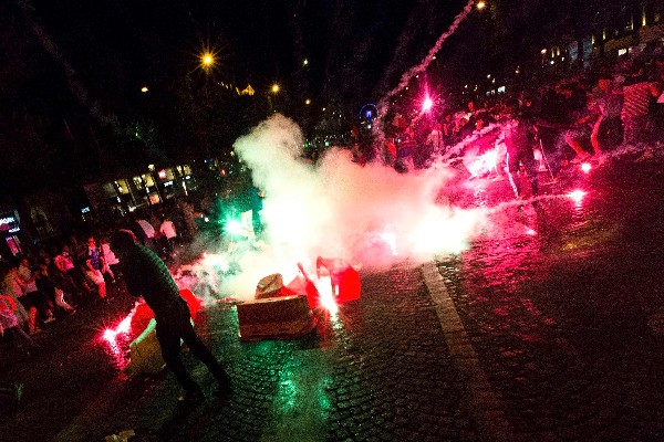 Los aficionados de Francia causaron disturbios en los Campos Elíseos. (Foto Prensa Libre: AFP)