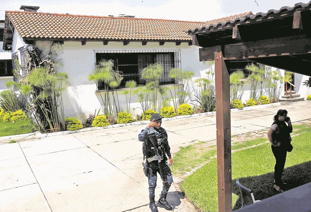 En la 6 calle 2-38 de la zona 10, se realizó un allanamiento, en donde se busca recabar evidencias, en el caso que se sigue en contra del profugo Alejandro Sinibaldi. Foto Prensa Libre: Estuardo Paredes.