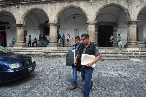 Fiscales se llevan  documentos y equipo.