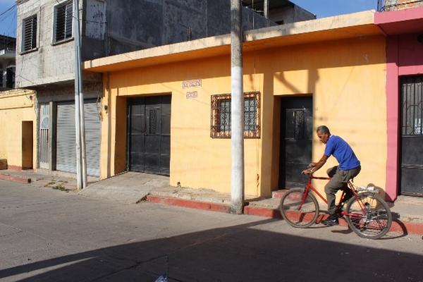 El portón de la sede de la Sesán en Jutiapa no fue violentado, por lo que investigadores de la PNC sospechan que los delincuentes utilizaron una llave para entrar. (Foto Prensa Libre: Óscar González)