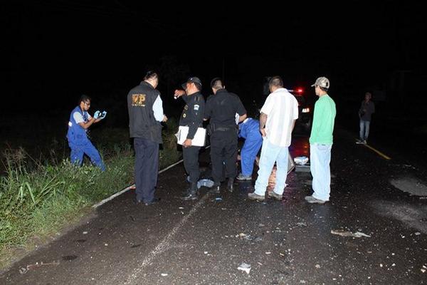 Peritos del Ministerio Público examinan el lugar del accidente en el que murió Jonatán Palacios Recinos, en Santa Cruz Muluá. (Foto Prensa Libre: Rolando Miranda) <br _mce_bogus="1"/>