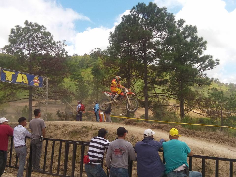 Los amantes del motociclismo disfrutaron de la séptima fecha del Campeonato Nacional de Motocross. (Foto Prensa Libre: Facebook Walter Solórzano)
