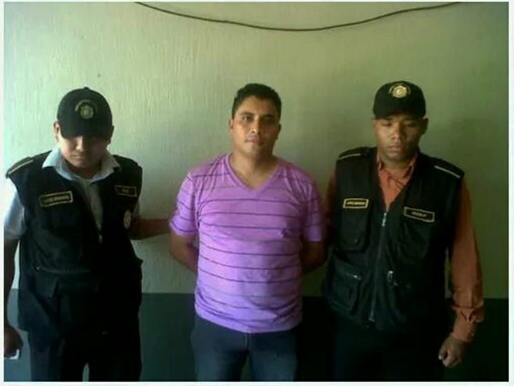 El subinspector de la PNC, Osben Nain Asencio, fue capturado en Jalpatagua, Jutiapa. (Foto Prensa Libre)