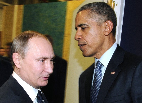  El presidente de EEUU, Barack Obama, saluda a su colega ruso, Vladímir Putin, en París.