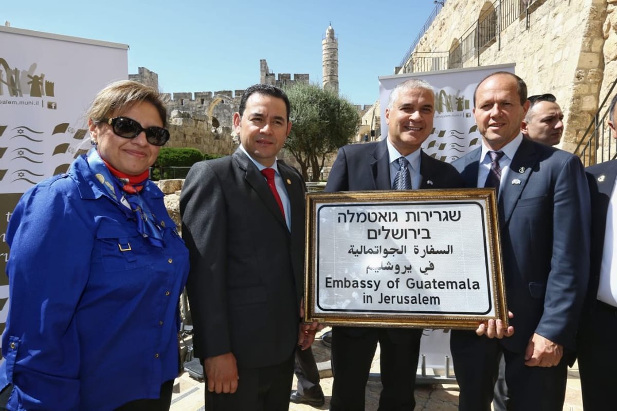 La placa identifica a "la embajada de Guatemala en Jerusalén", escrito en tres idiomas: Hebreo, árabe e inglés. (Foto Prensa Libre: Cancillería de Israel)