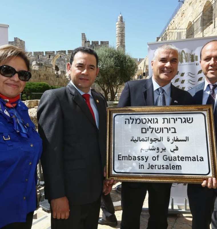 La placa identifica a "la embajada de Guatemala en Jerusalén", escrito en tres idiomas: Hebreo, árabe e inglés. (Foto Prensa Libre: Cancillería de Israel)