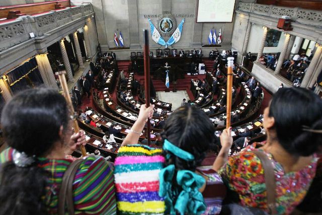 Las comadronas observan desde el palco público la sesión plenaria. (Foto Prensa Libre: Érick Ávila)