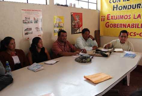 Sindicalistas durante una conferencia donde denunciaron los despidos de personal (Foto Prensa Libre: Ana Christina Chaclán)
