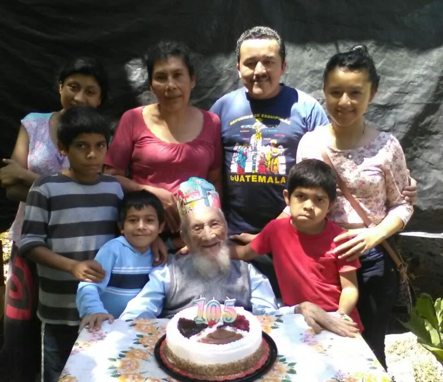 Gerónimo García celebra su cumpleaños rodeado de su familia. (Foto Prensa Libre: Oswaldo Cardona).