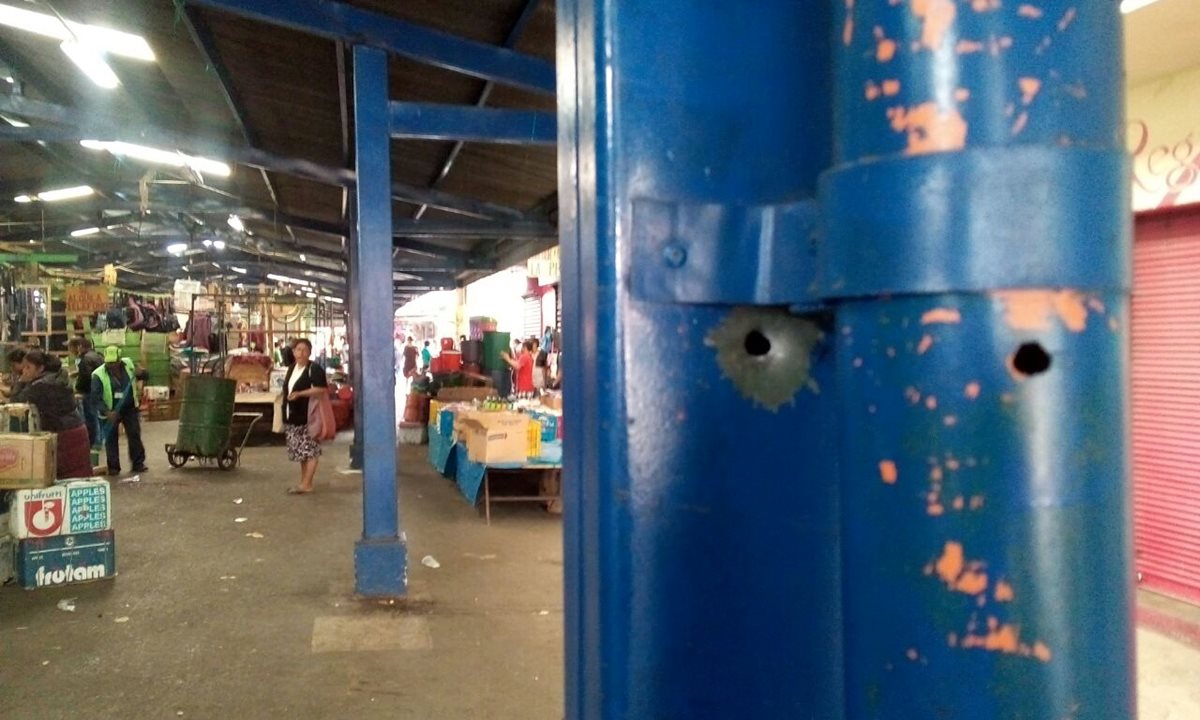 Disparos lanzados al aire impactaron en infraestructura del mercado La Palmita, zona 5. (Foto Prensa Libre: Érick Ávila)