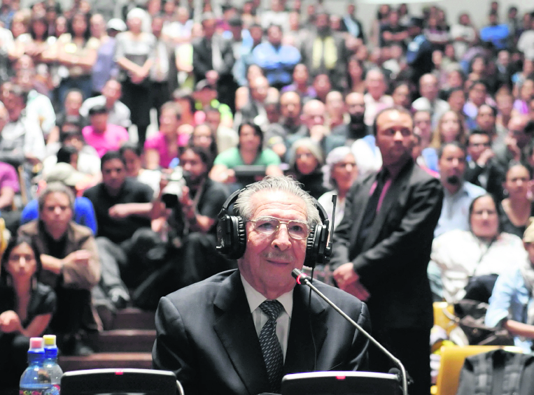 El exdictador José Efraí­n Rí­os Montt en la sala de vistas de la Corte Suprema de Justicia durante su juicio por cargos de genocidio cometidos durante su régimen. (Foto Prensa Libre: Hemeroteca PL)