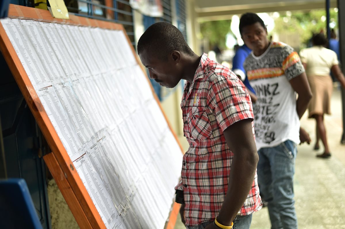 Haitianos acuden a las urnas en comicios para presidente. (Foto Prensa Libre: AFP)