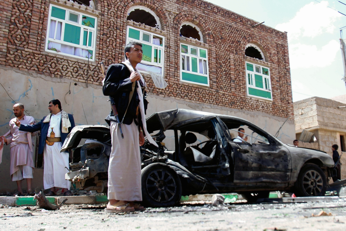 Atentados contra dos mezquitas reivindicados por el EI en Yemen dejan 142 muertos. (Foto Prensa Libre:AP)