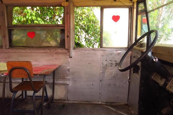 Interior del bus convertido en aula (Foto por: Alfredo Pérez)