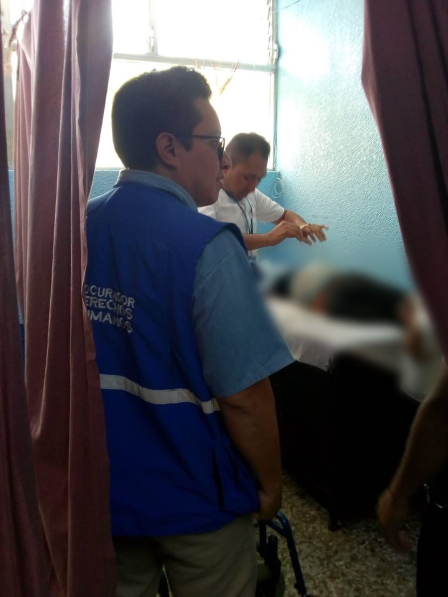 Personal de la PDH llega al Hospital Regional de Huehuetenango, donde el menor agredido se recupera. (Foto Prensa Libre: Cortesía)
