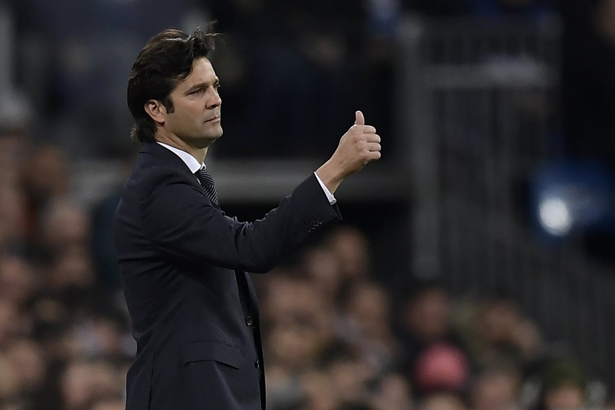 Real Madrid's Argentinian coach Santiago Solari gives a thumbs-up during the Spanish league football match between Real Madrid and Valencia at the Santiago Bernabeu stadium in Madrid on December 1, 2018. (Photo by OSCAR DEL POZO / AFP)
