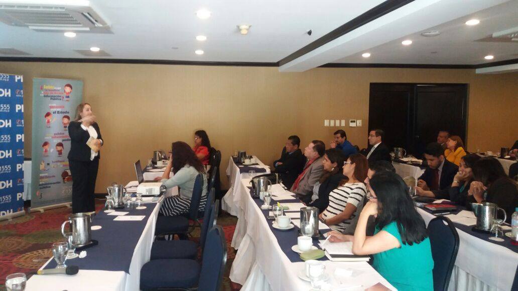 Los 41 trabajadores del MP reciben el taller de capacitación de la PDH. (Foto Prensa Libre: Cortesía PDH)