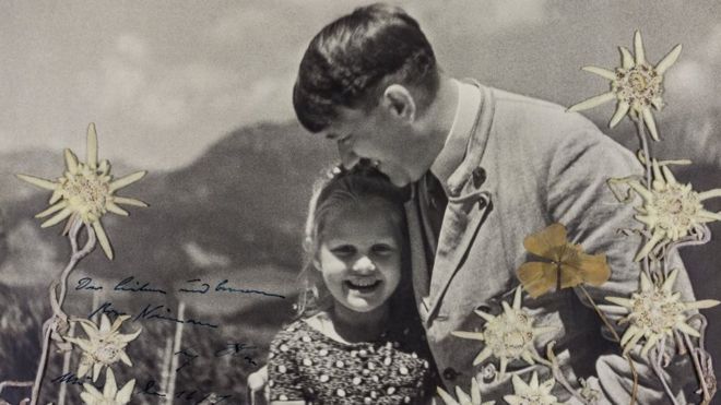 Una foto de Hitler con una niña judía, con quien compartía una amistad, fue subastada este martes por US$11 mil 520. ALEXANDER HISTORICAL AUCTIONS
