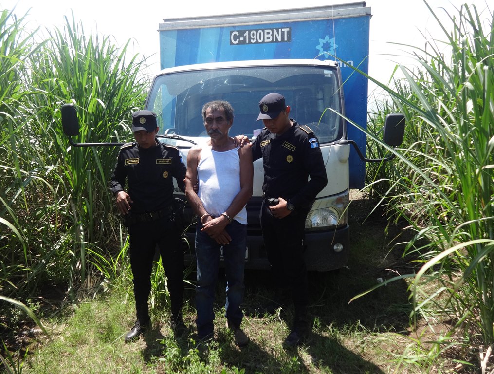 Alfredo Enríquez Sarceño fue capturado en la finca Variedades, kilómetro 123.5 de la ruta al Suroccidente, en Santa Bárbara, Suchitepéquez. (Foto Prensa Libre: Omar Méndez)