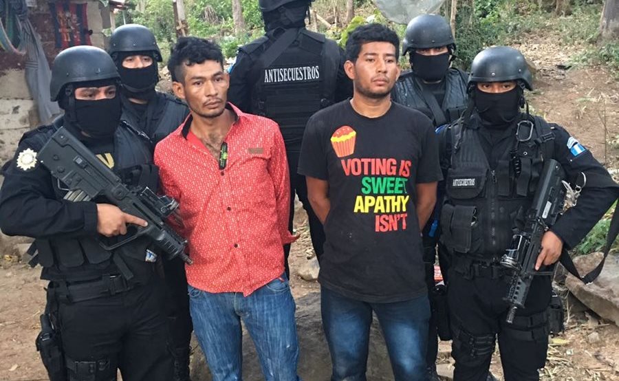 Benedicto Marroquín Lemus, de 27 años, y José Cruz Marroquín Lemus, 28, capturados en Santa María Ixhuatán, Santa Rosa. (Foto Prensa Libre: PNC)