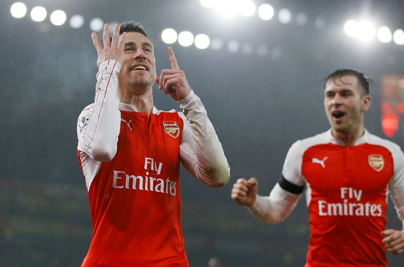 Koscielny celebra el gol que anotó esta tarde con el Arsenal. (Foto Prensa Libre: AP)