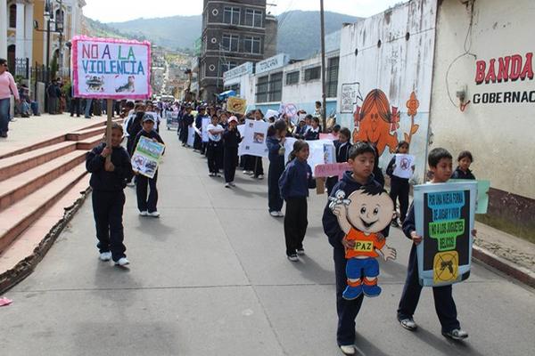 Estudiantes desfilaron y portaron carteles en contra de juguetes bélicos. (Foto Prensa Libre: Édgar Leonel Domínguez)<br _mce_bogus="1"/>