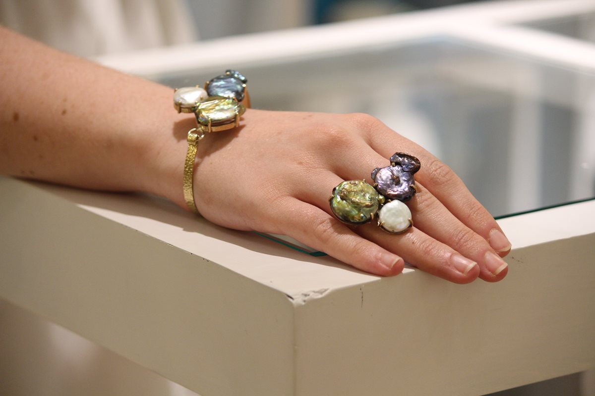 Pulsera y anillo doble fabricados con perlas negras, verdes y blancas. Ambas piezas están bañadas en oro. (Fotos Prensa Libre: Cristian Dávila)