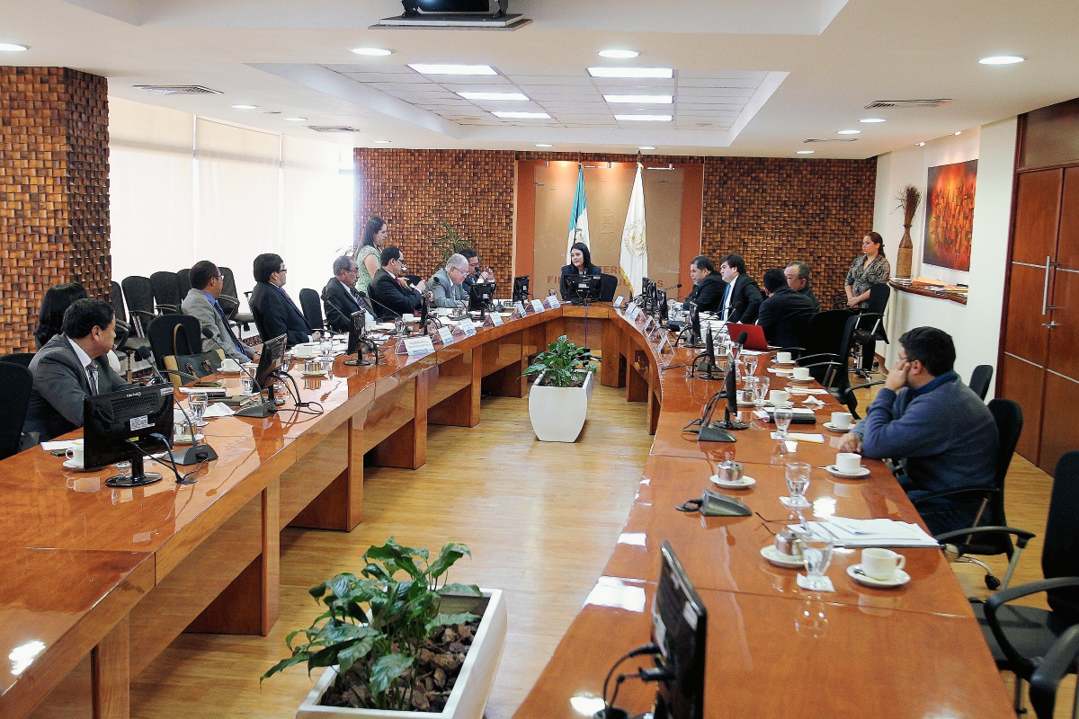 Los 21 candidatos que participaron en la convocatoria para director a la SAT fueron entrevistados. (foto Prensa Libre Paulo Raquec)