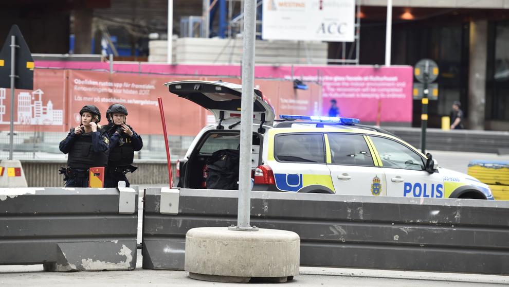 Policía de Estocolmo, Suecia, rodea lugar donde un camión arrolló a un grupo de peatones. (Foto Prensa Libre: AFP)