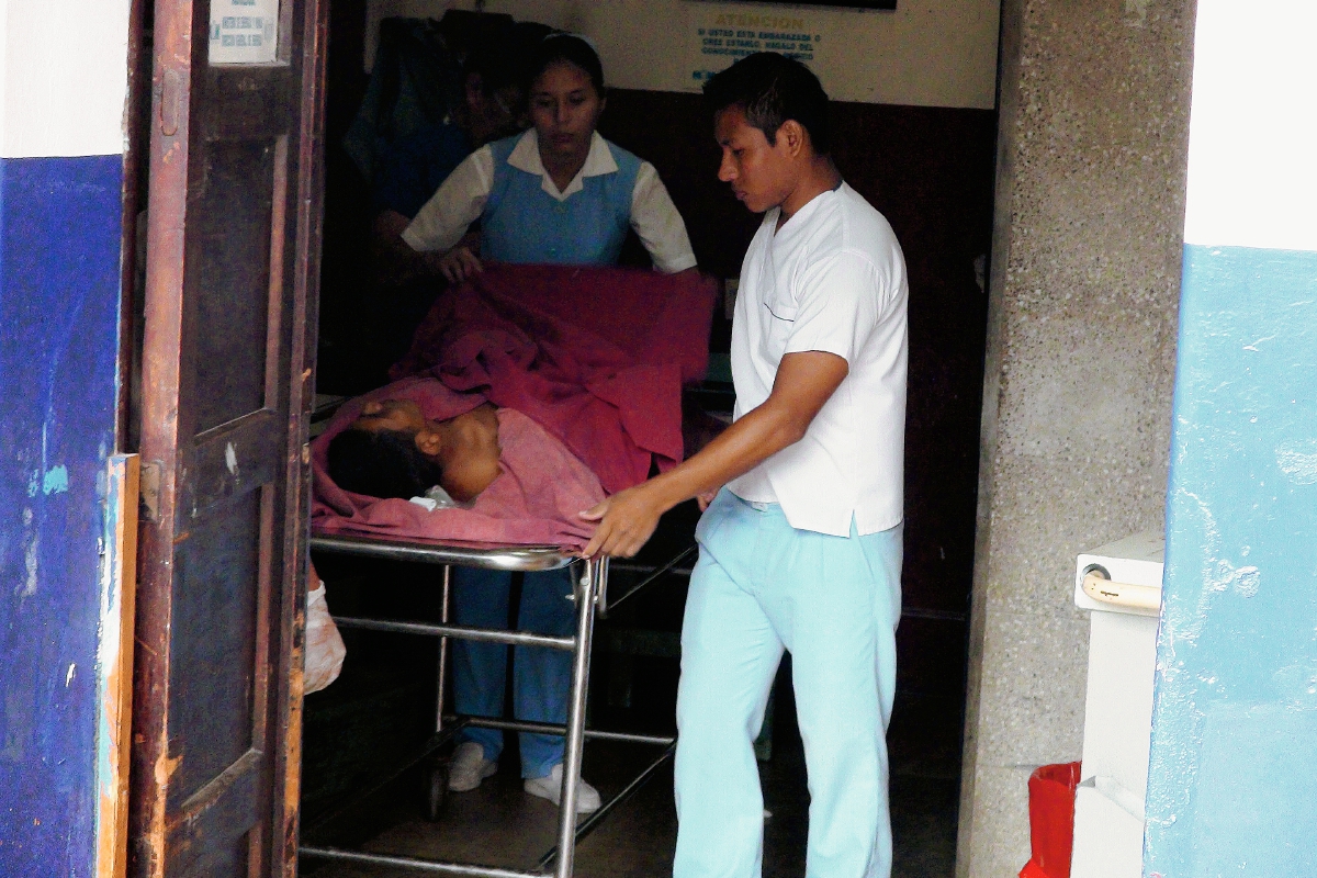 Bomberos Departamentales  trasladaron al ayudante del bus al Hospital Nacional de Mazatenango, Suchitepéquez, ya que presentaba dos heridas de bala. (Foto Prensa Libre: Melvin Popá)