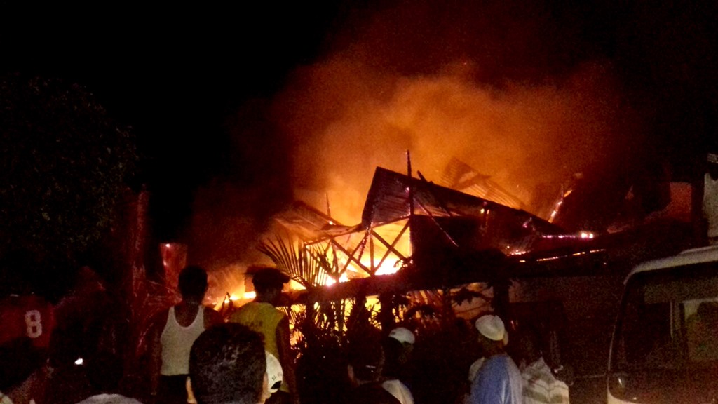 Pobladores se unen para combatir las llamas, en Lívingston, Izabal. (Foto Prensa Libre: Dony Stewart)