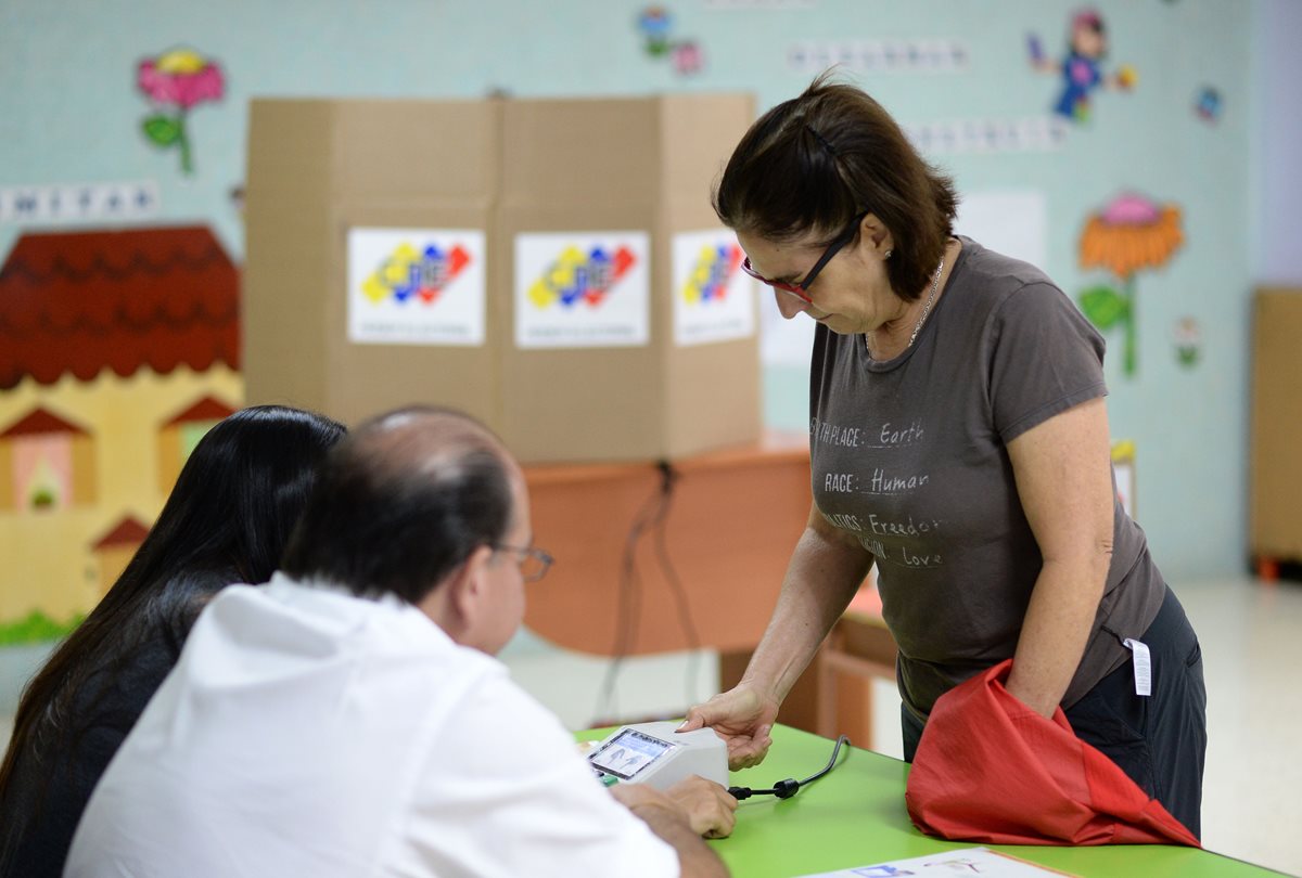 Venezolanos participan en históricas elecciones de gobernadores que estarán en los poderes locales por cuatro años. (Foto Prensa Libre: AFP)