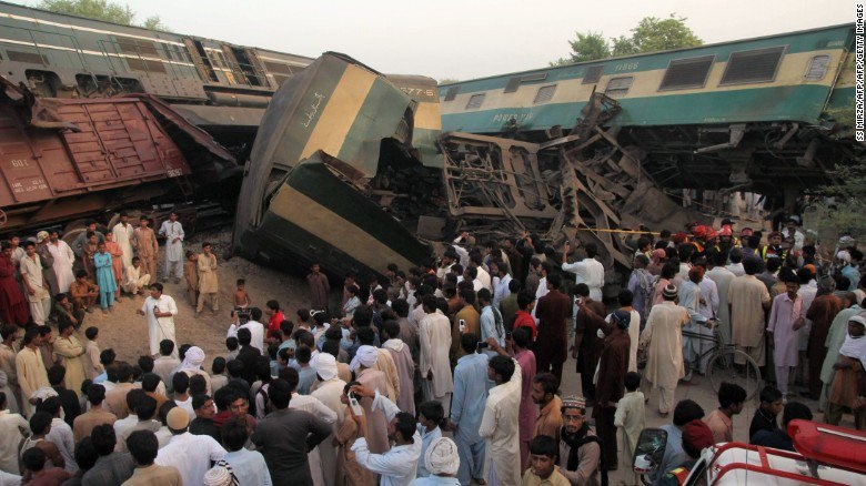 Choque de trenes en Pakistán deja al menos seis muertos. (Foto Prensa Libre: AP)