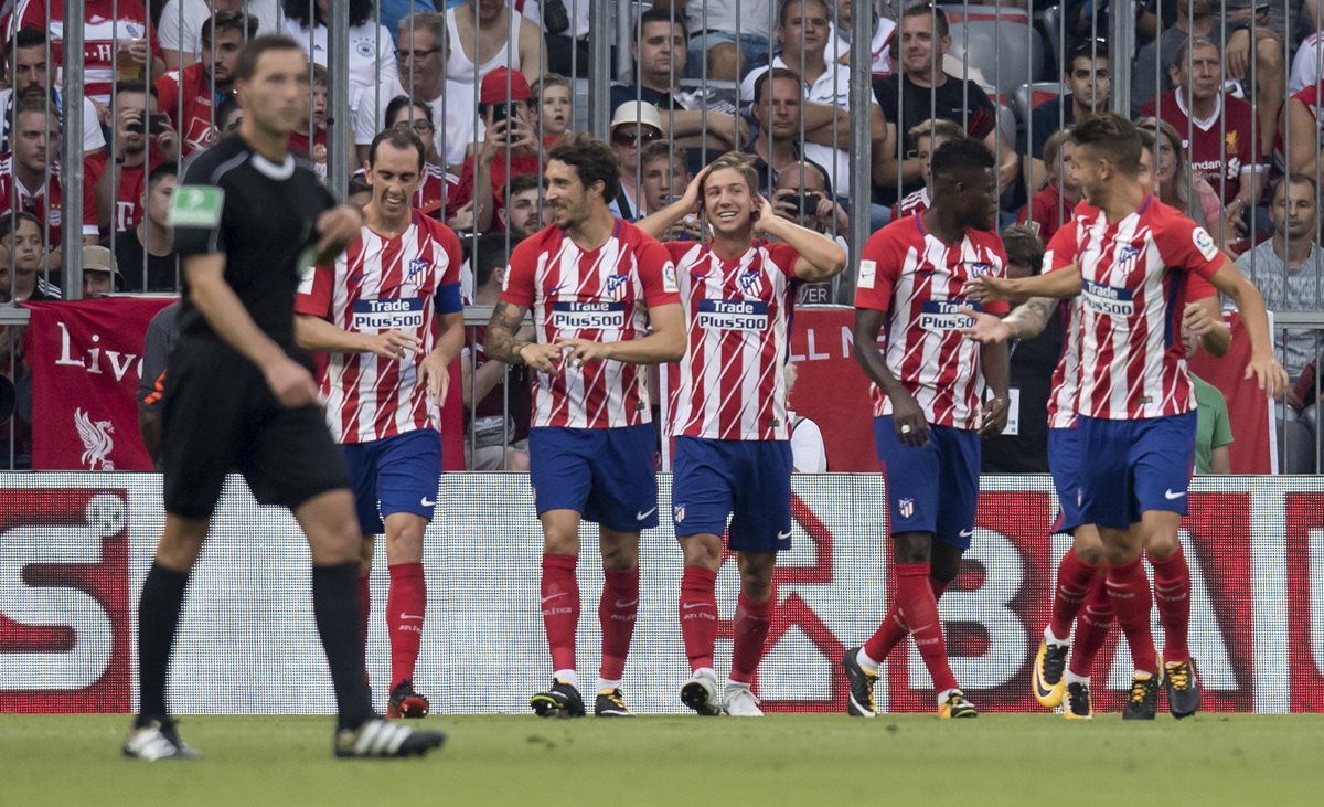 Los jugadores del Atlético de Madrid festejan luego de la segunda anotación. (Foto Prensa Libre: AP)
