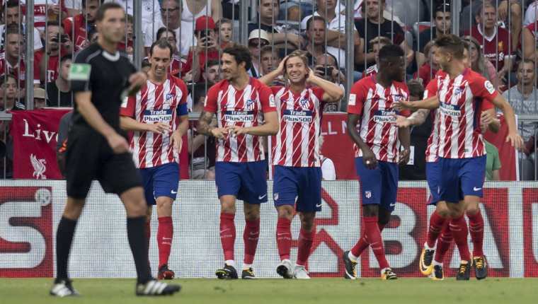 Los jugadores del Atlético de Madrid festejan luego de la segunda anotación. (Foto Prensa Libre: AP)