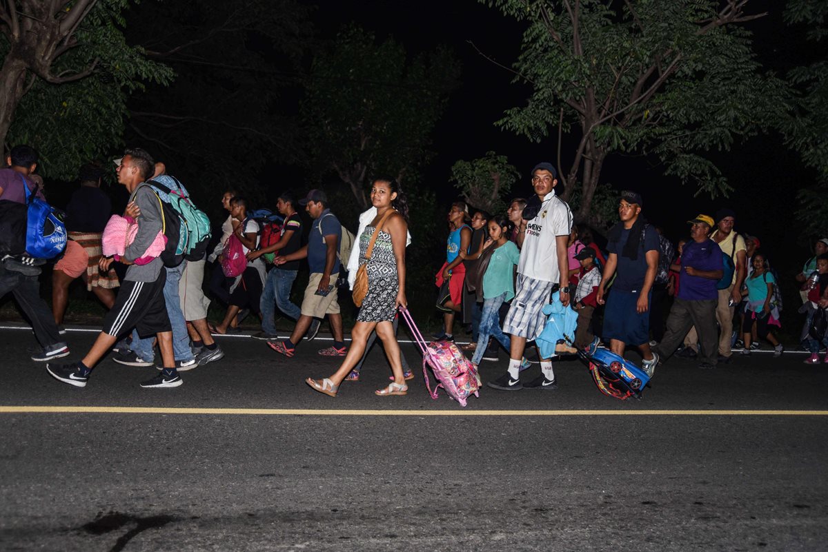 Otro grupo de hondureños viaja hacia la capital con el mismo objetivo, acercarse a la frontera con México. (Foto Prensa Libre: AFP)