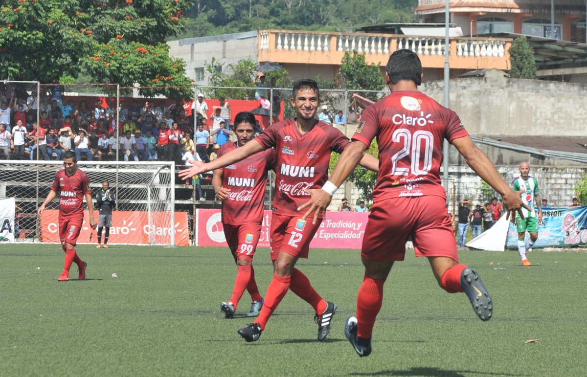 Edward Santeliz celebra después de anotar el 2-0 para Malacateco.