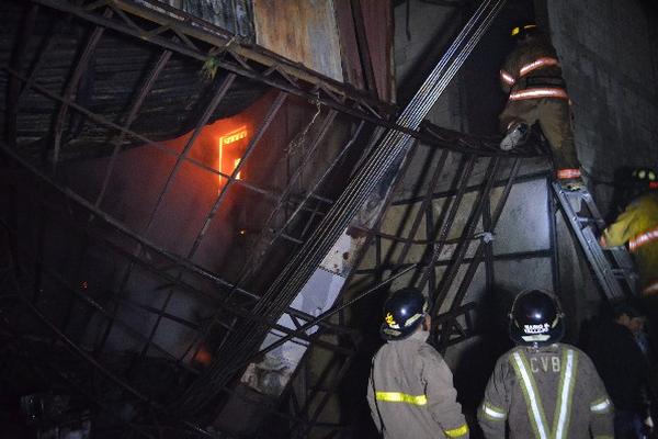 bomberos trabajan para controlar las llamas del incendio que se originó en  fábrica de butacas.