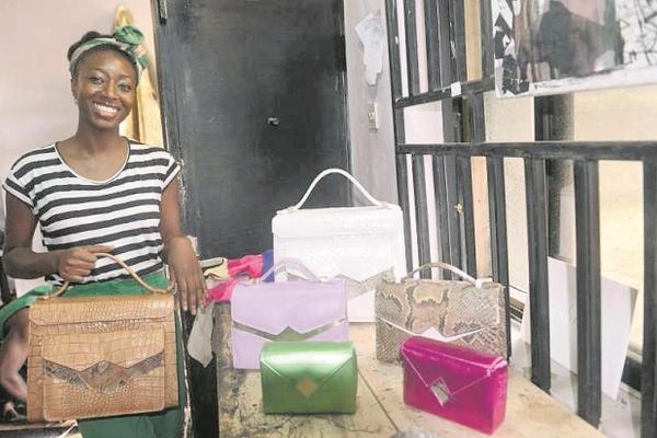 Zainab Ashadu es una diseñadora de accesorios que comienza a ganar fama en Nigeria. (Foto Prensa Libre: AFP)