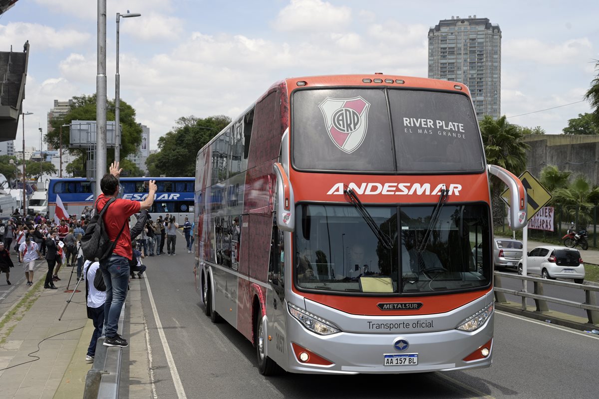 Algunos aficionados despidieron a River Plate antes de que viajaran a Madrid. (Foto Prensa Libre: AFP)
